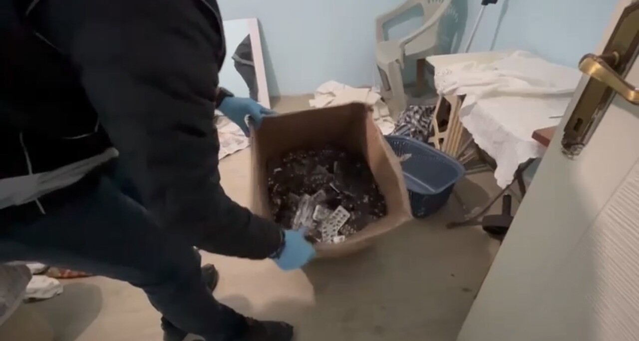 SAMSUN’DA NARKOTİK EKİPLERİNCE YÜRÜTÜLEN ÇALIŞMA SONUCU BİR ŞÜPHELİNİN ÜZERİNDE VE EVİNDE TOPLAM...