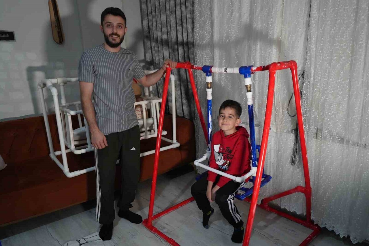 SAMSUN’DA SU TESİSATÇISI 26 YAŞINDAKİ FURKAN KARADAĞ, YAKINDA DOĞACAK KIZI İÇİN SU BORULARINDAN...