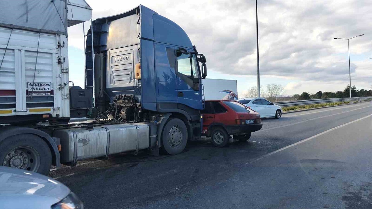 SAMSUN-SİNOP KARAYOLUNDA MEYDANA GELEN KAZADA BİR OTOMOBİL TIR TARAFINDAN YAKLAŞIK 20 METRE...