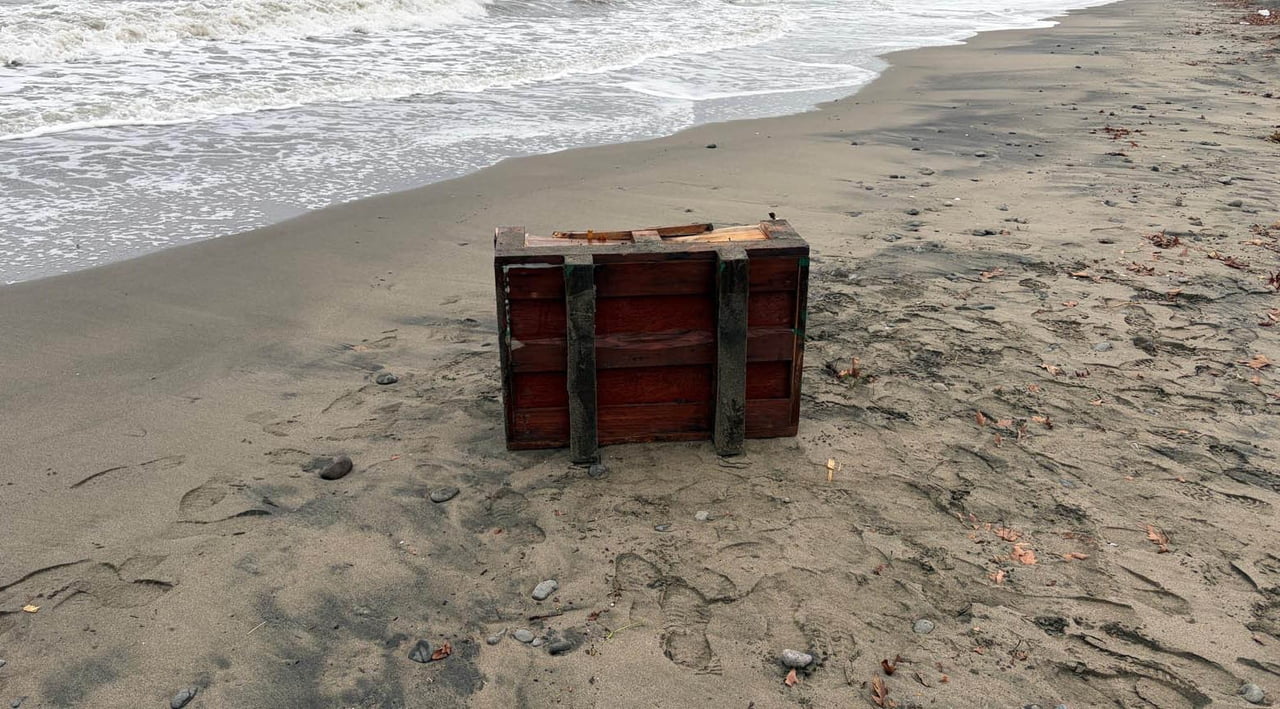 SAMSUN’UN ATAKUM İLÇESİ İNCESU MEVKİSİNDE SAHİLE VURAN BİR SANDIK, POLİS EKİPLERİNCE İNCELEMEYE...