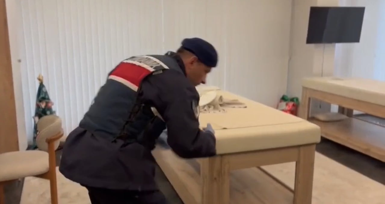 SAMSUN’UN ATAKUM İLÇESİNDE BİR MASAJ SALONUNA DÜZENLENEN FUHUŞ OPERASYONUNDA GÖZALTINA ALINAN 4...
