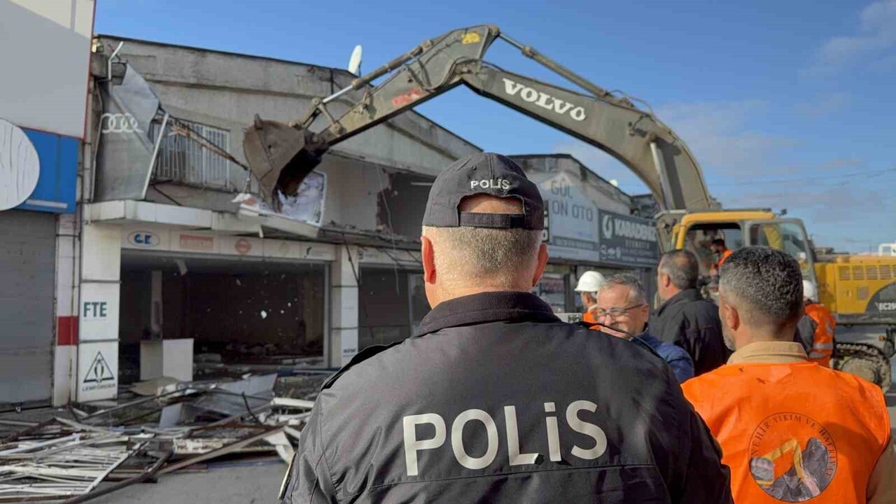 SAMSUN’UN CANİK İLÇESİNDE BULUNAN GÜLSAN SANAYİ SİTESİ’NDE KENTSEL DÖNÜŞÜM KAPSAMINDA İLK YIKIM...