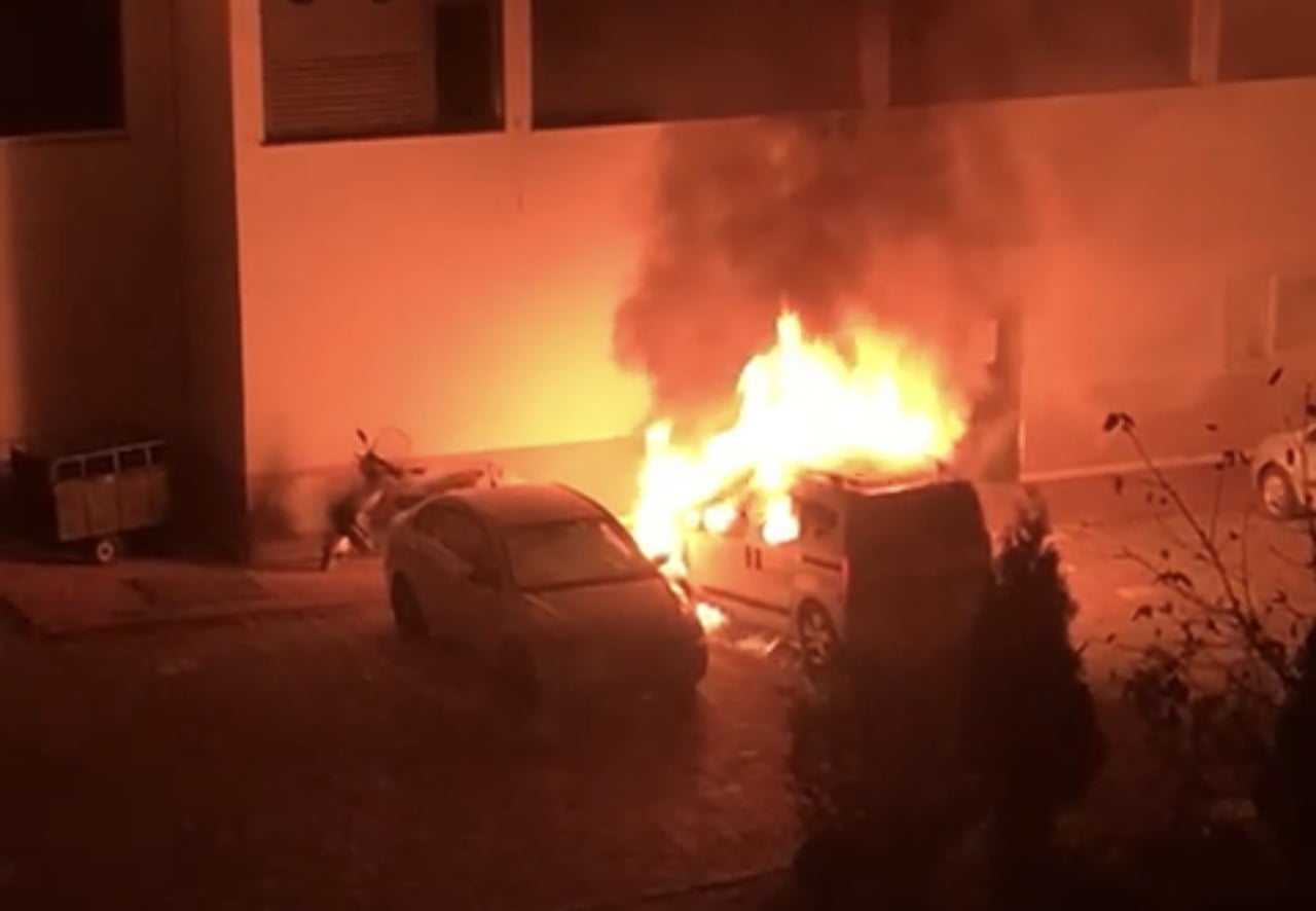 SAMSUN’UN İLKADIM İLÇESİNDE GECE SAATLERİNDE PARK HALİNDEKİ BİR OTOMOBİL ÇIKAN YANGINDA TAMAMEN...