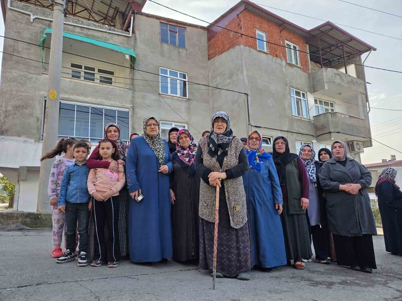 SAMSUN’UN İLKADIM İLÇESİNDE YAŞAYAN MAHALLE SAKİNLERİ, ÇEVRE SOKAKLARDA DOĞAL GAZ BULUNMASINA...