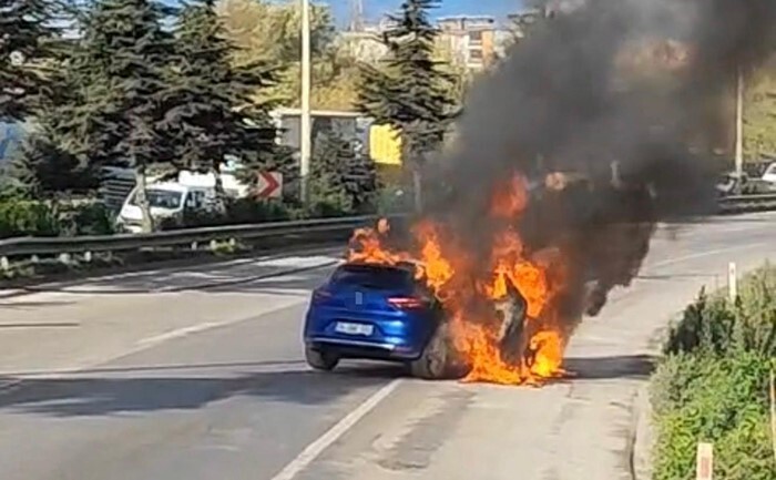 SAMSUNSPORLU FUTBOLCU ANTHONY MUSABA'NIN KULLANDIĞI KİRALIK OTOMOBİL MOTOR KISMINDAN ALEV ALARAK...