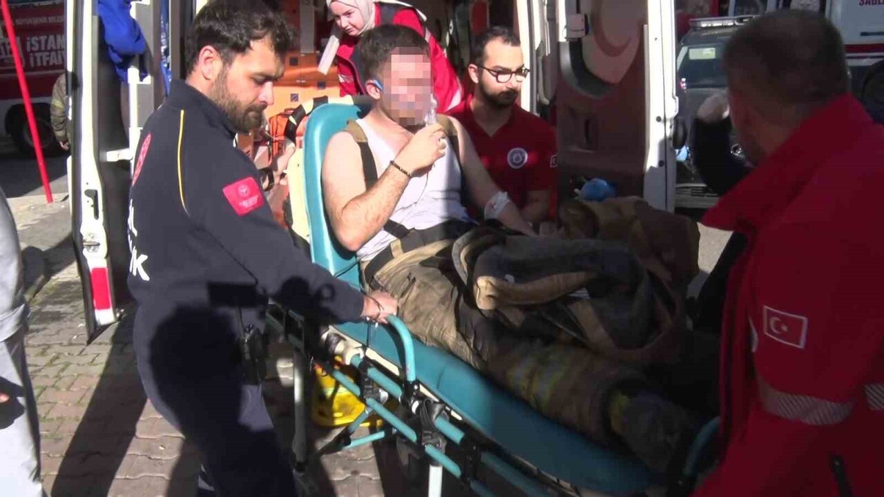 SANCAKTEPE'DE 4 KATLI BİR BİNANIN ASANSÖRÜNDE ÇIKAN YANGINDA ANNE VE ÇOCUĞU MAHSUR KALDI. İTFAİYE...