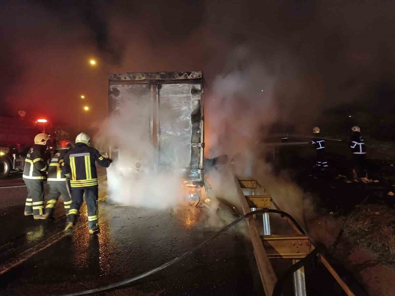 ŞANLIURFA'DA BEYAZ EŞYA YÜKLÜ TIR ALEV ALEV YANDI