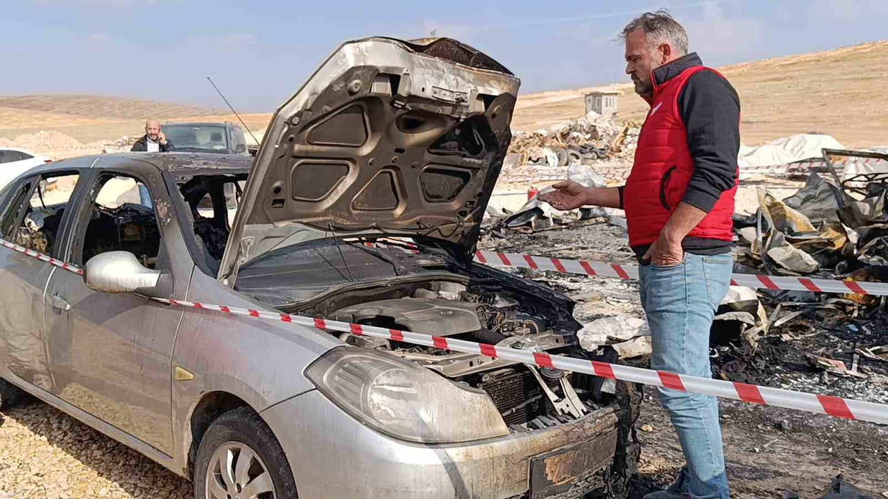 ŞANLIURFA'DA BİR İNŞAAT ŞANTİYESİNDE ÇIKAN YANGINDA 4 ARAÇ KULLANILAMAZ HALE GELDİ.