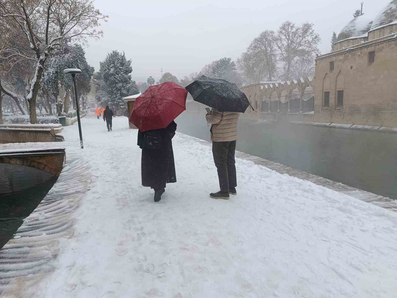ŞANLIURFA'DA ETKİLİ OLAN KAR YAĞIŞI, TARİHİ BALIKGÖL YERLEŞKESİ VE ŞANLIURFA KALESİ'NDE GÜZEL...