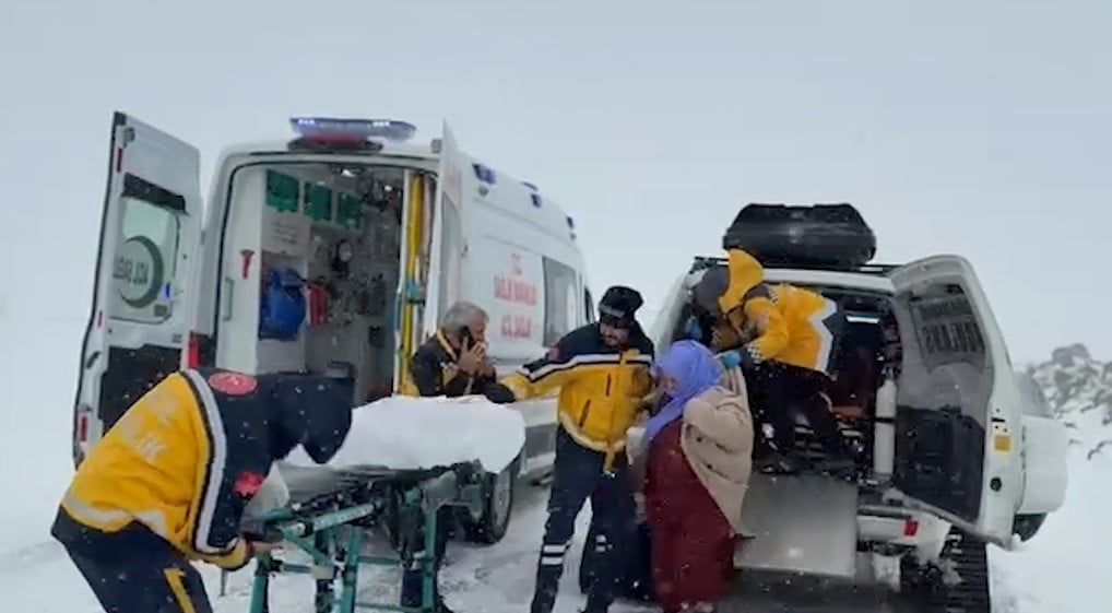 ŞANLIURFA'DA ETKİLİ OLAN YOĞUN KAR YAĞIŞI VE OLUMSUZ HAVA ŞARTLARINA RAĞMEN 112 ACİL SAĞLIK...