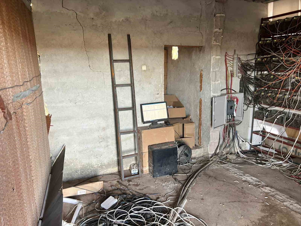 ŞANLIURFA'DA JANDARMA EKİPLERİ TARAFINDAN KRİPTO PARA ÜRETİMİ YAPTIĞI TESPİT EDİLEN DEPOYA...