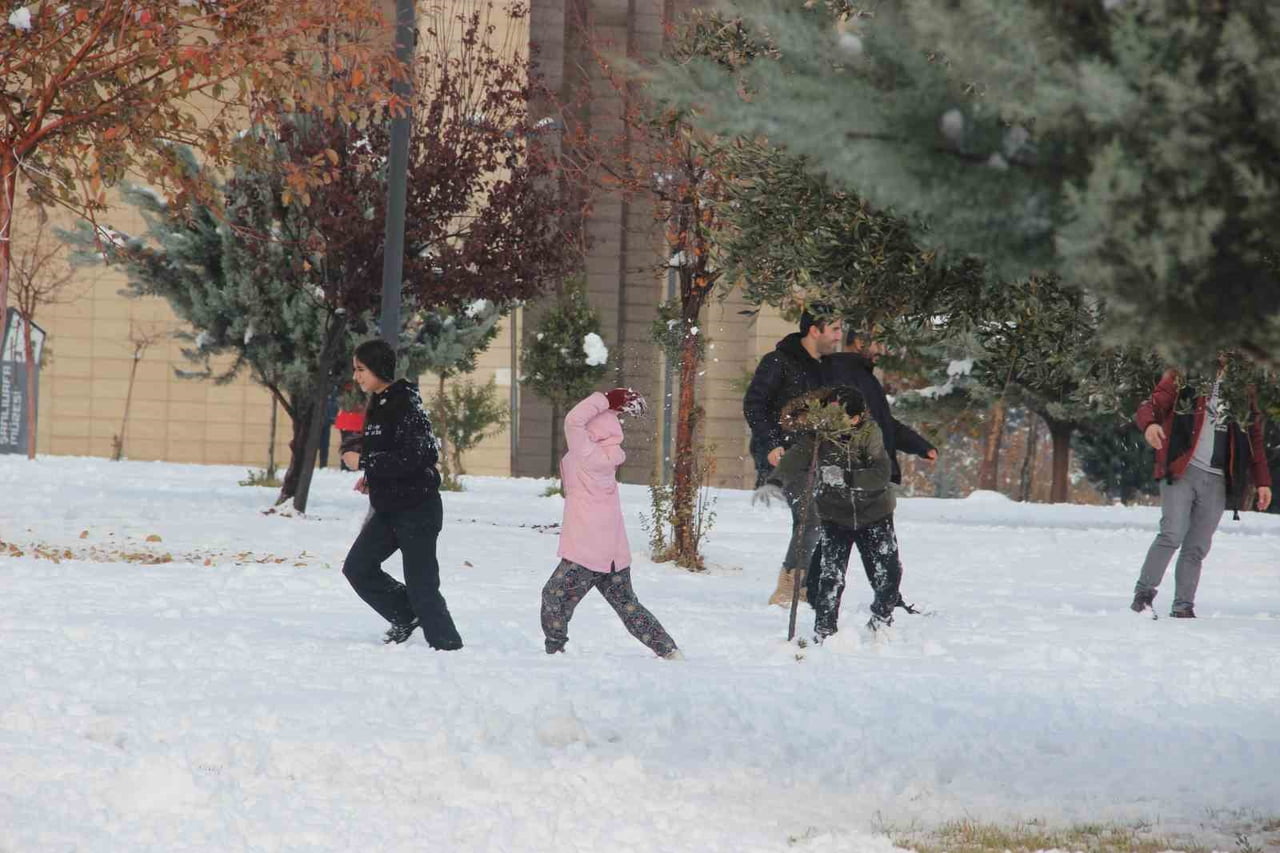 ŞANLIURFA'DA KAR YAĞIŞI HEM ÇOCUKLARIN HEM DE YETİŞKİNLERİN YÜZÜNÜ GÜLDÜRDÜ. ÇOCUKLAR PARKLARDA...