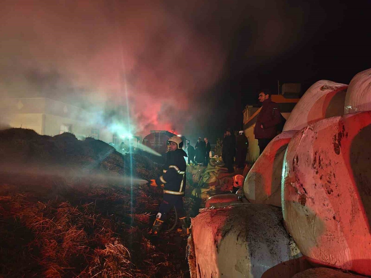 ŞANLIURFA'NIN EYYÜBİYE İLÇESİNDE SAMANLIKTA ÇIKAN YANGIN BİTİŞİKTEKİ AĞILA SIÇRAMADAN...