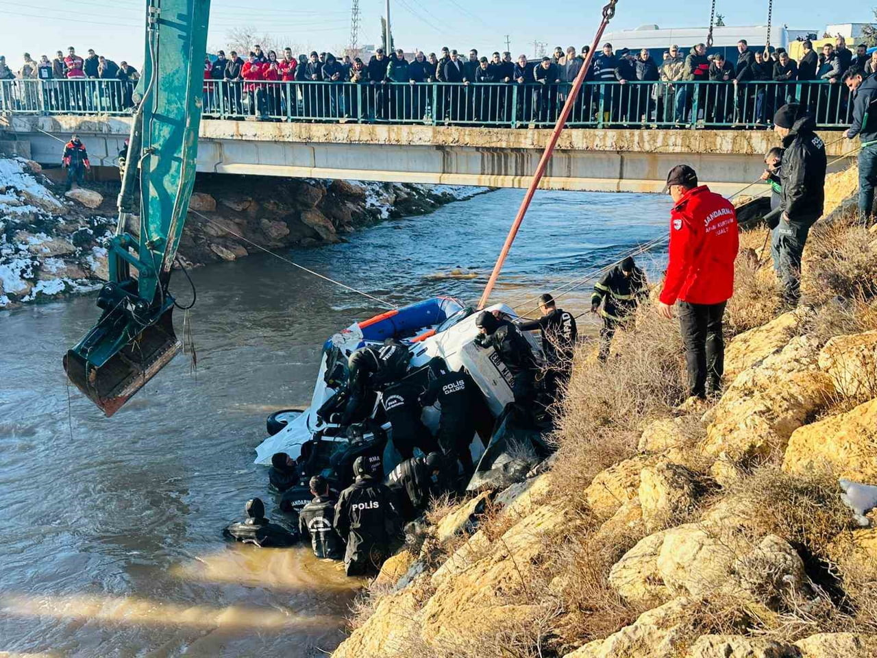 ŞANLIURFA'NIN HARRAN İLÇESİNDE, TAHLİYE KANALINA DEVRİLEN OTOMOBİL VE İÇERİSİNDEKİ 3 ÇOCUĞUN...