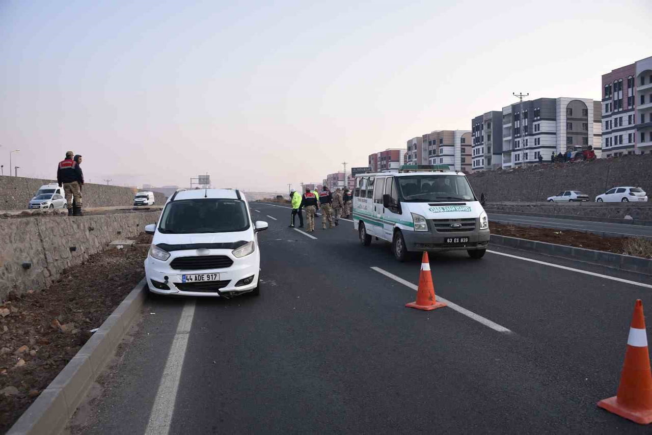 ŞANLIURFA'NIN SİVEREK İLÇESİNDE YOLUN KARŞI TARAFINA GEÇMEYE ÇALIŞAN BİR KİŞİ, İKİ ARACIN...