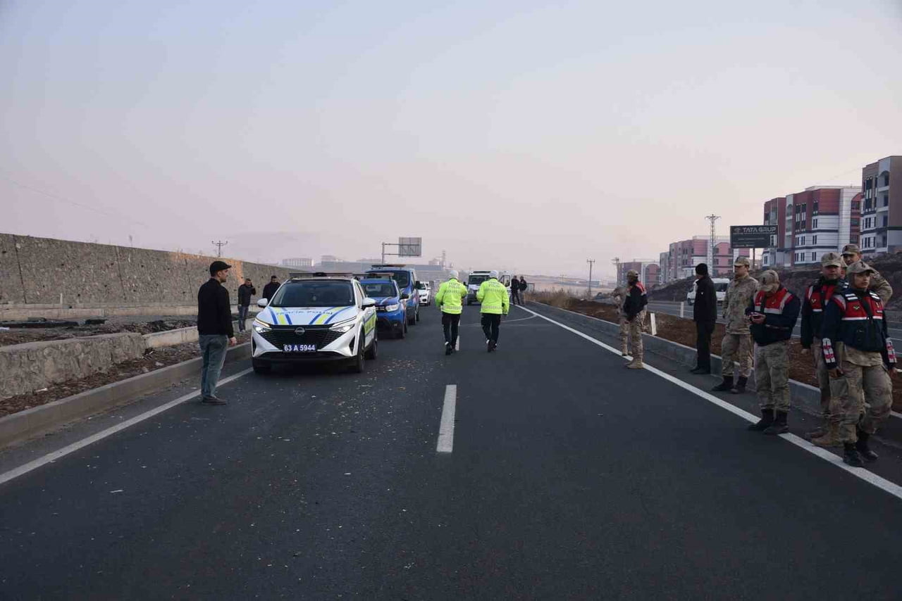 ŞANLIURFA'NIN SİVEREK İLÇESİNDE YOLUN KARŞI TARAFINA GEÇMEYE ÇALIŞAN BİR KİŞİ, İKİ ARACIN...