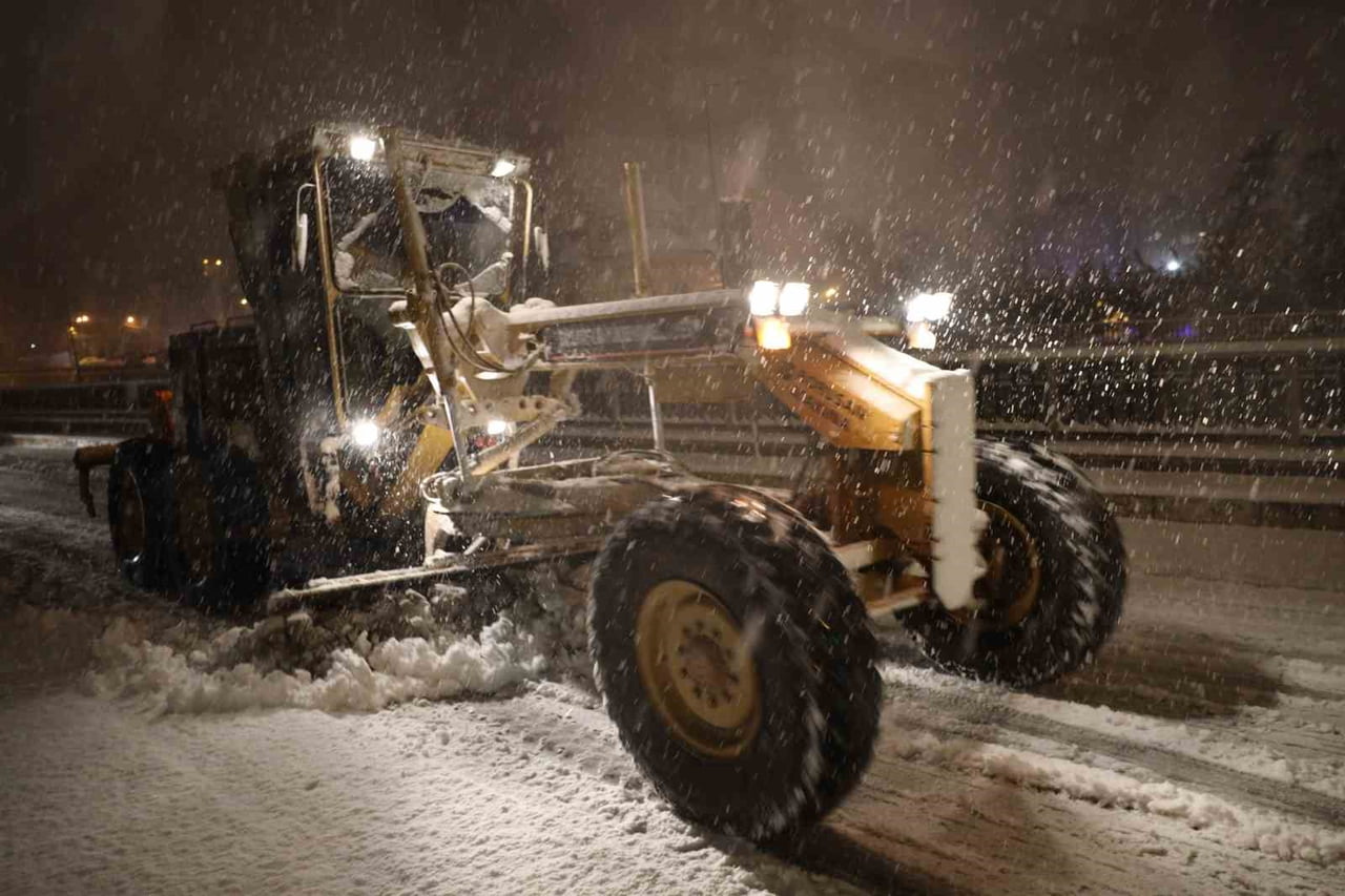 ŞANLIURFA BÜYÜKŞEHİR BELEDİYESİ KAR YAĞIŞINDAN VATANDAŞLARIN OLUMSUZ ETKİLENMEMESİ İÇİN...