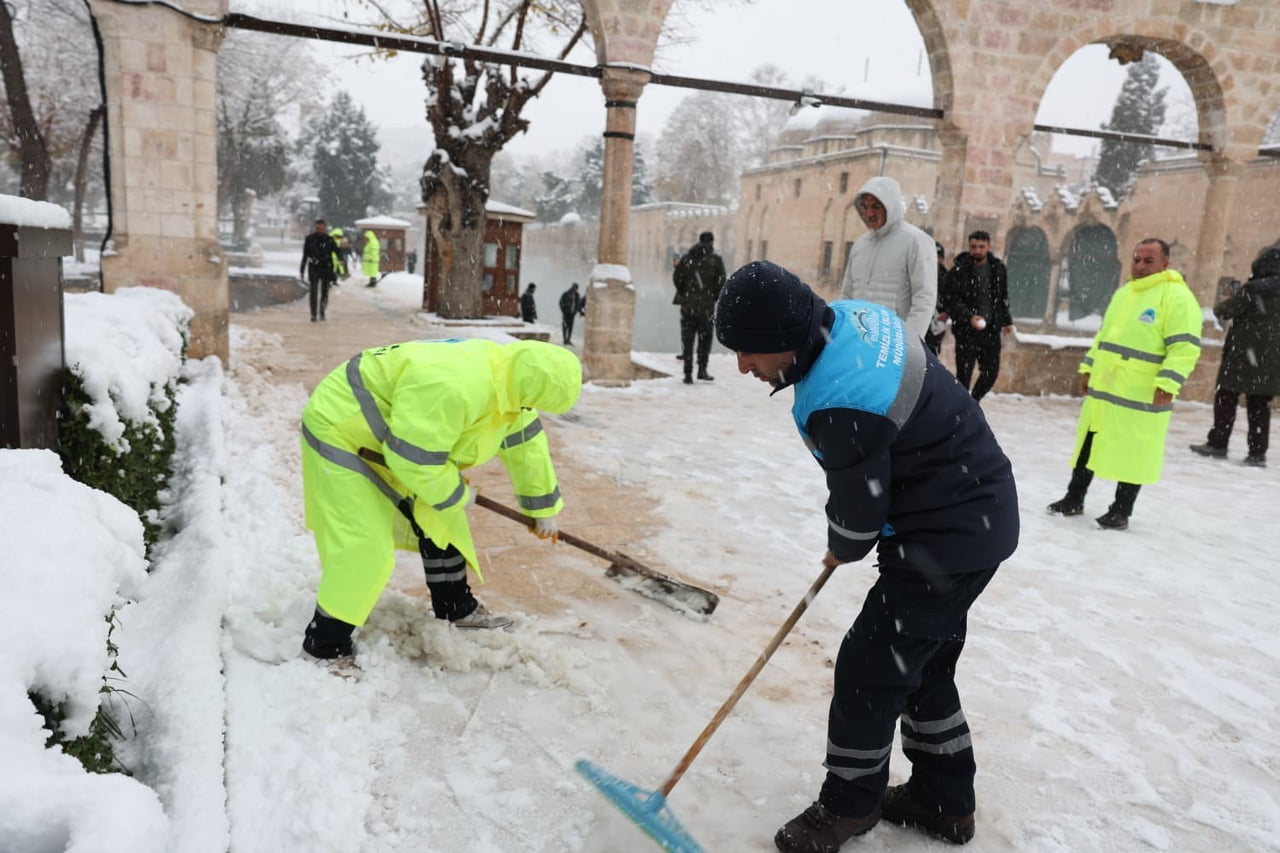 ŞANLIURFA’DA SABAHA DOĞRU BAŞLAYAN YOĞUN KAR YAĞIŞINI SAHADA KARŞILAYAN EYYÜBİYE BELEDİYESİ...