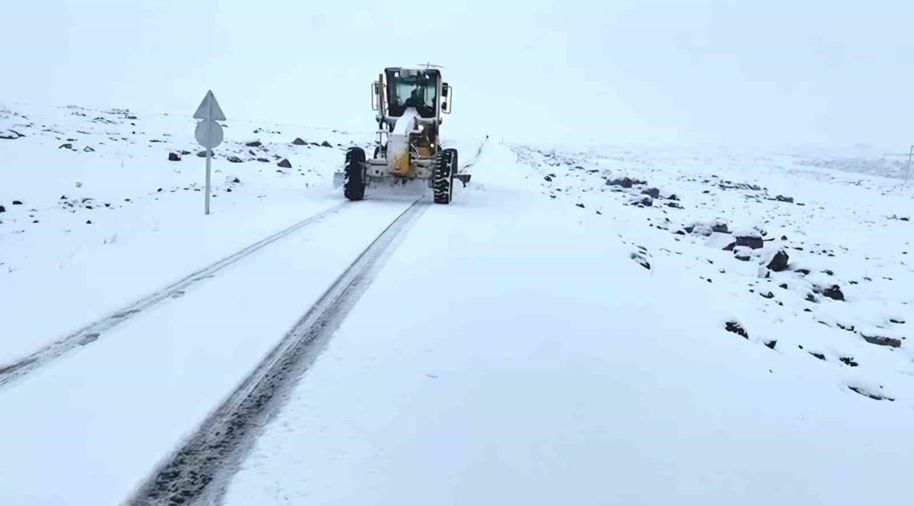 ŞANLIURFA’DA YOĞUN KAR YAĞIŞI NEDENİYLE BAZI YOLLAR TRAFİĞE KAPATILDI
