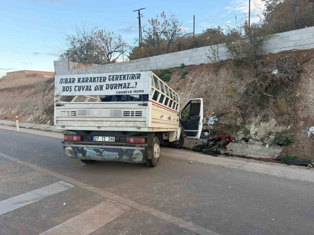 ŞANLIURFA-GAZİANTEP KARA YOLUNUN BİRECİK İLÇESİ YAKINLARINDA MOTOSİKLET İLE KAMYONETİN ÇARPIŞMASI...