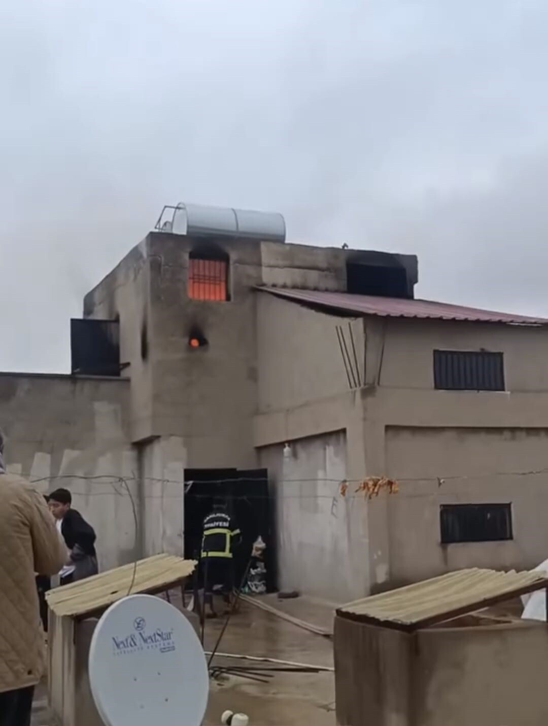 ŞANLIURFA’NIN SİVEREK İLÇESİNDE, BİR APARTMANIN ÇATI KATINDA ÇIKAN YANGIN, İTFAİYE EKİPLERİNİN...