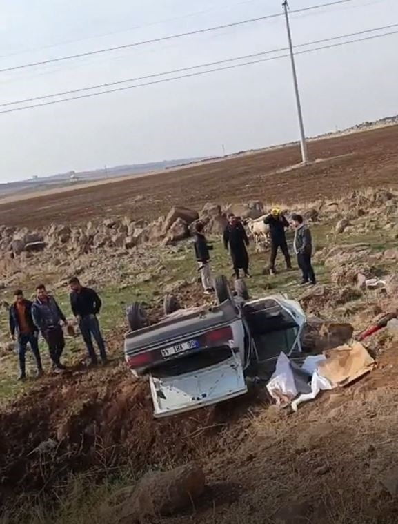 ŞANLIURFA’NIN SİVEREK İLÇESİNDE SÜRÜCÜSÜNÜN DİREKSİYON HÂKİMİYETİNİ KAYBETTİĞİ OTOMOBİL KÖPRÜDEN...