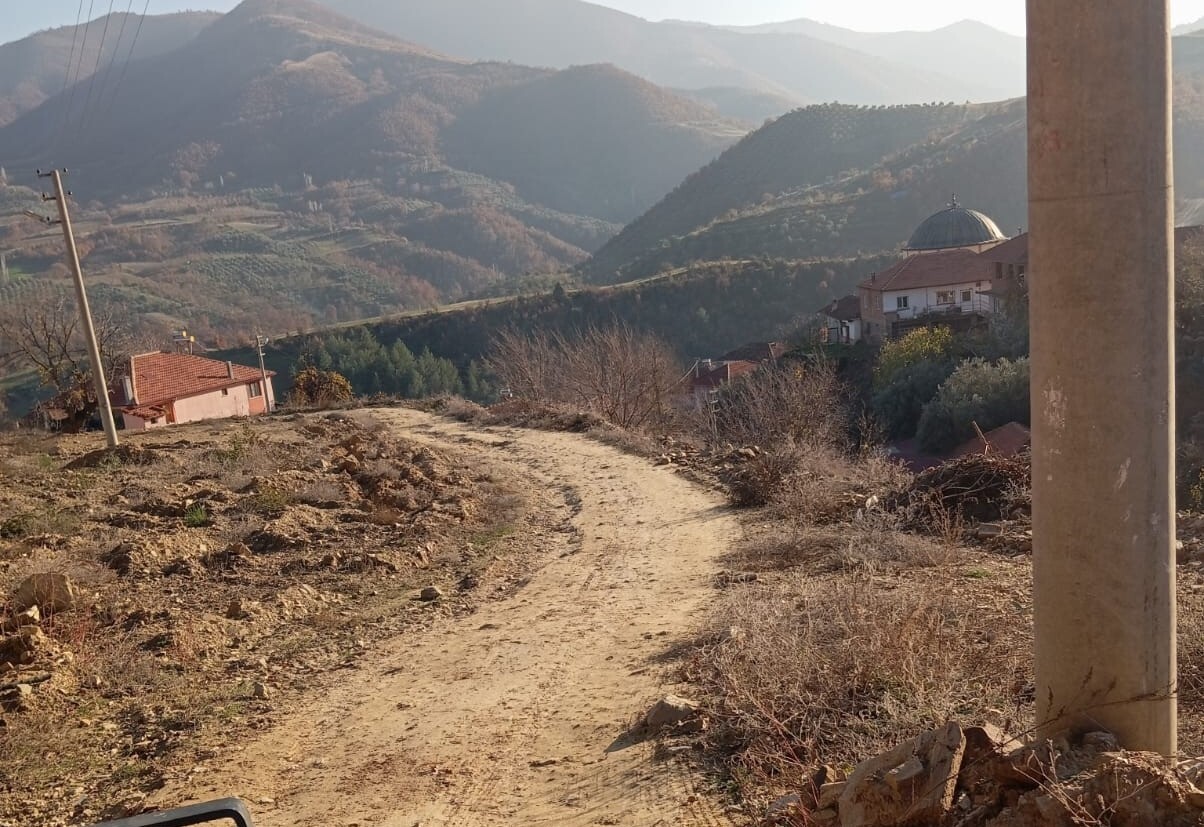 SARIGÖL’ÜN KARACAALİ MAHALLESİ’NDE VALİLİK TARAFINDAN 2023 YILINDA YAPILAN PARKE MEZARLIK YOLU...