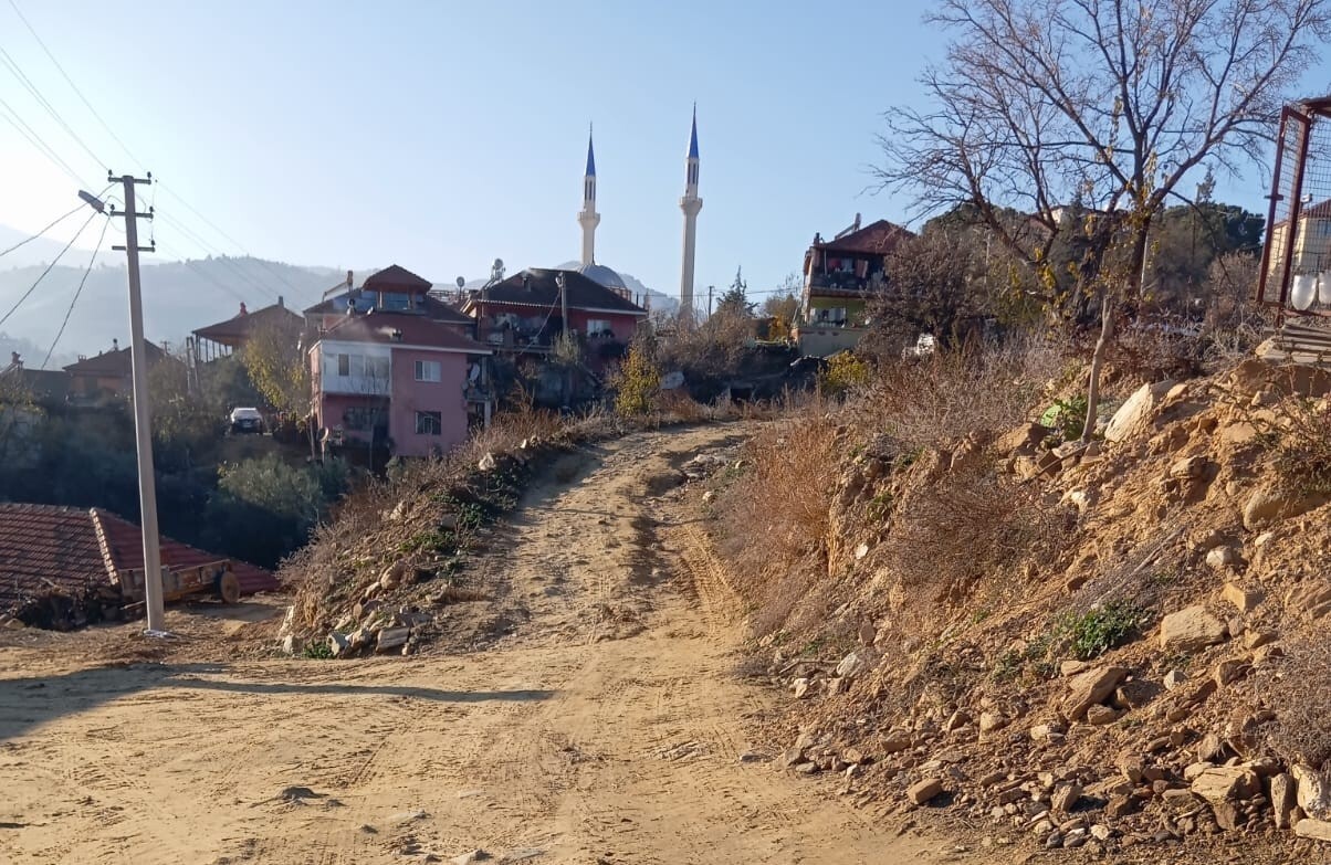 SARIGÖL’ÜN KARACAALİ MAHALLESİ’NDE VALİLİK TARAFINDAN 2023 YILINDA YAPILAN PARKE MEZARLIK YOLU...