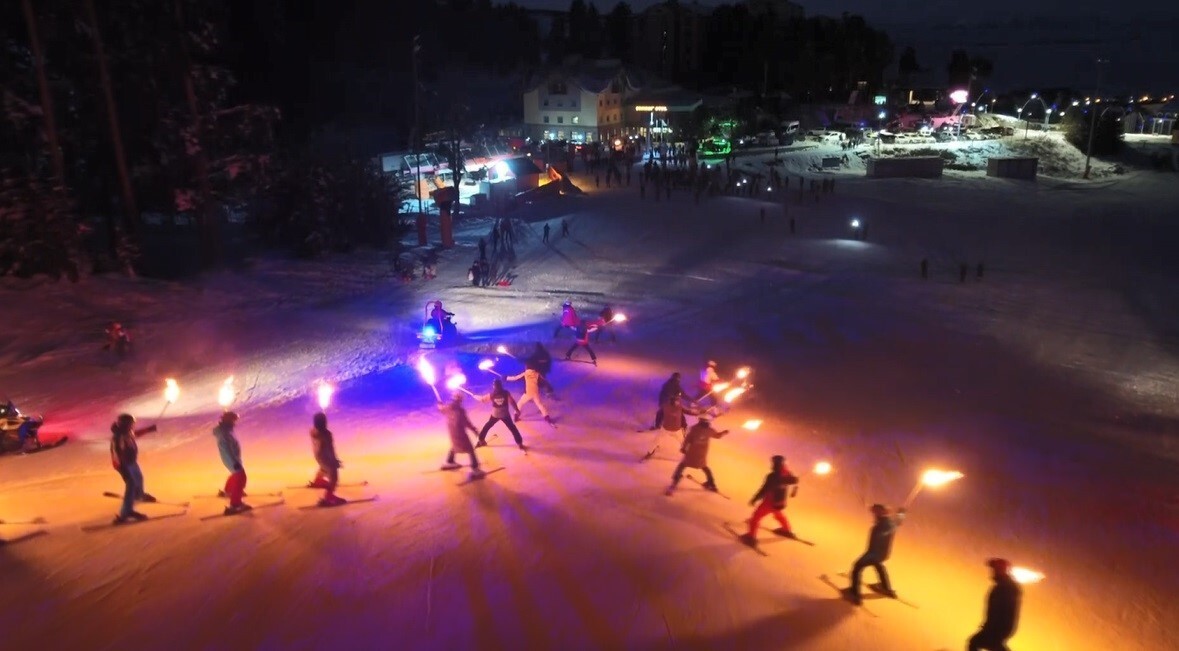 SARIKAMIŞ KAYAK MERKEZİ, BEKLENEN GÖRKEMLİ TÖRENLE KAPILARINI KAYAKSEVERLERE AÇTI.