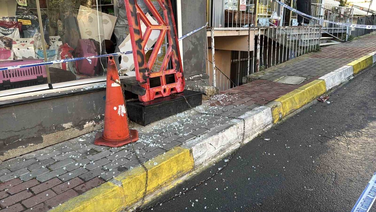 SARIYER'DE, ZEMİNİNDE MEYDANA GELEN KAYMA NEDENİYLE ÜST KATINDA ÇATLAMA OLAN VE ARKASINDA BULUNAN...