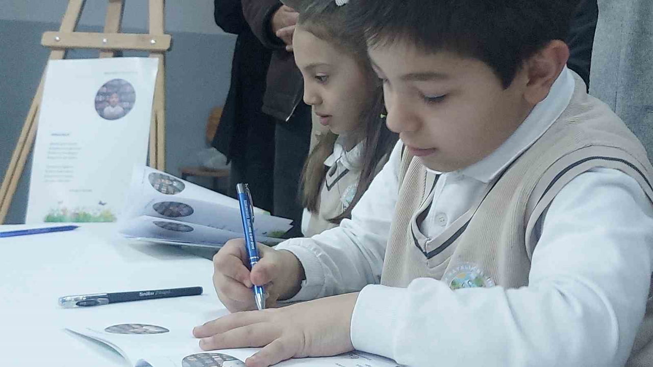 SATIŞI YAPILAN HER BİR KİTABI İMZALAYAN ÇOCUKLAR ELDE EDİLEN GELİRİ ARKADAŞLARININ TEDAVİSİNE...