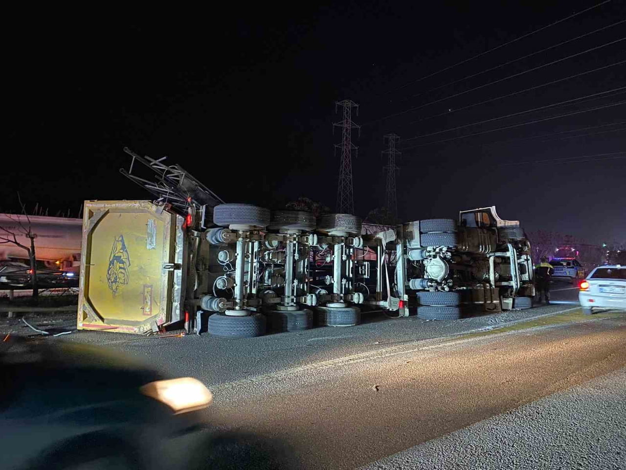 SERİK'TE DORSESİ EDS SİSTEMİNİN BULUNDUĞU DİREĞE ÇARPAN TIR DEVRİLDİ. KOPAN DEMİRLER, KAMYONUN...