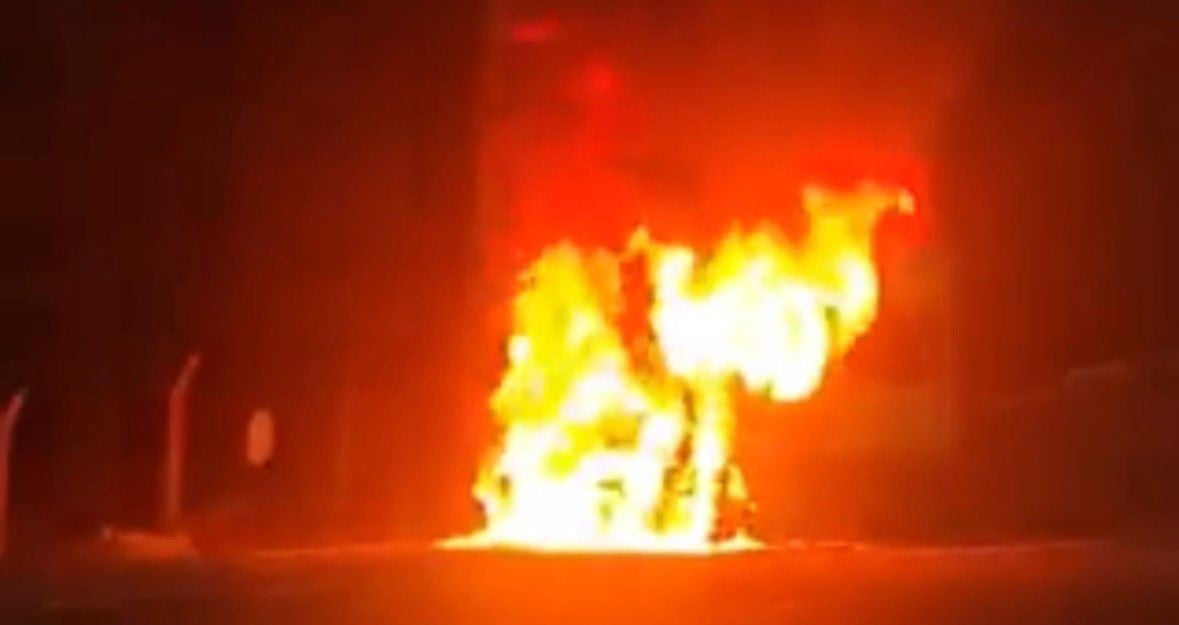 SEYİR HALİNDEKİ İŞÇİ SERVİSİ ALEV TOPUNA DÖNDÜ. YARALANANIN OLMADIĞI OLAYDA SERVİS KULLANILAMAZ...