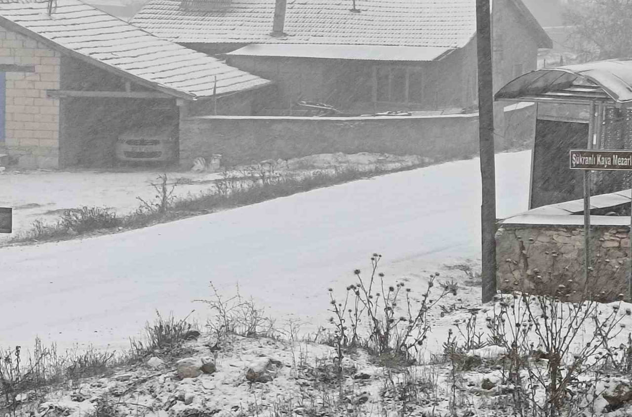 SEYİTGAZİ İLÇESİ KIRSALI BEYAZA BÜRÜNDÜ