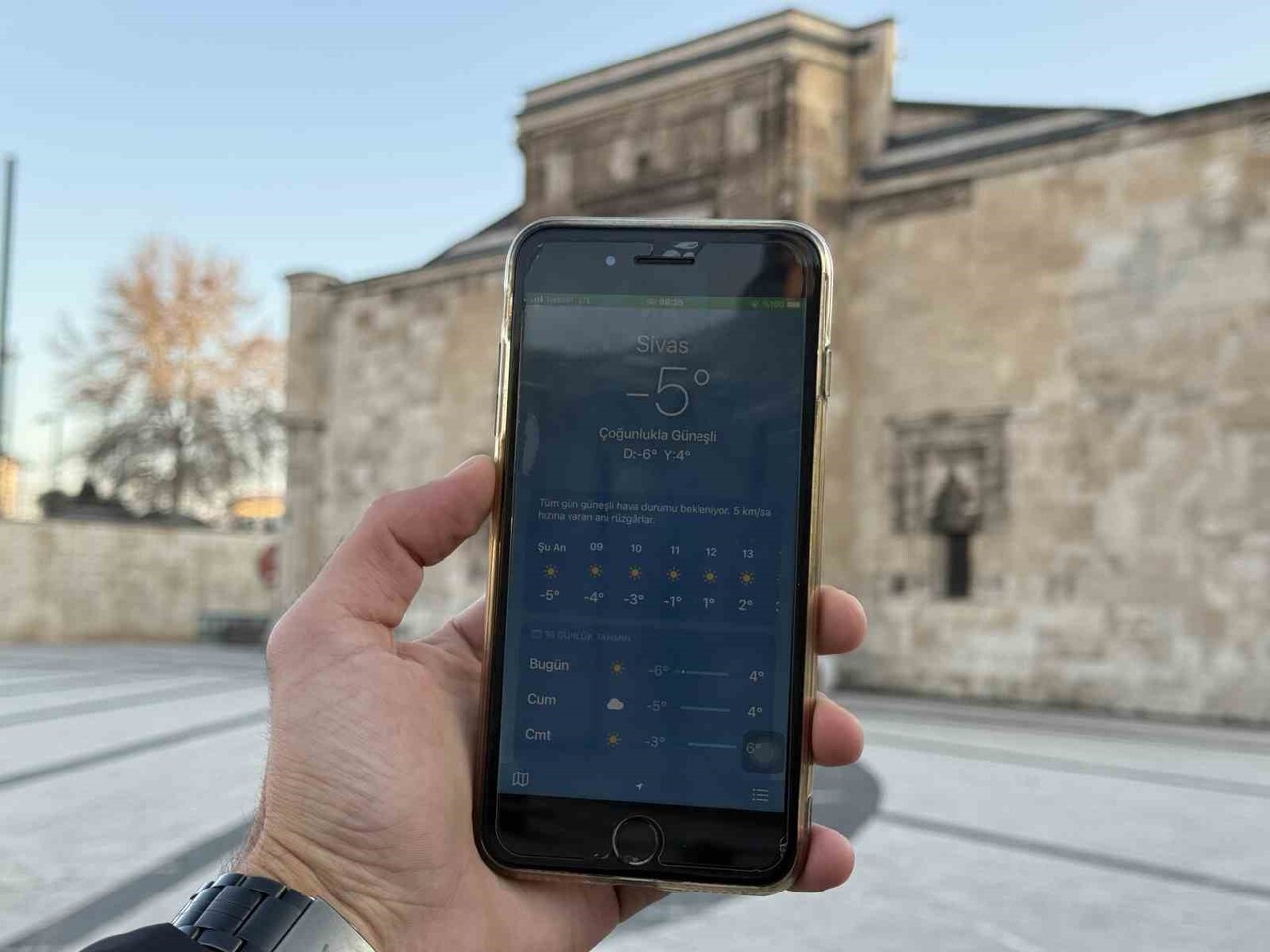 SIFIRIN ALTINDA 5 DERECEYİ GÖREN KENTTE ARAÇLARIN CAMLARI BUZ TUTTU. SABAH İŞE GİTMEK İSTEYEN...