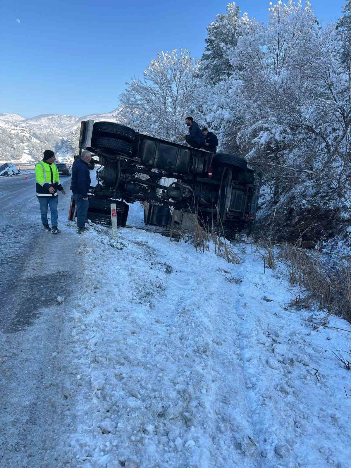 SİİRT'İN BAYKAN İLÇESİNDE TIR VE MİNİBÜSÜN DEVRİLDİĞİ İKİ AYRI KAZADA 4 KİŞİ...