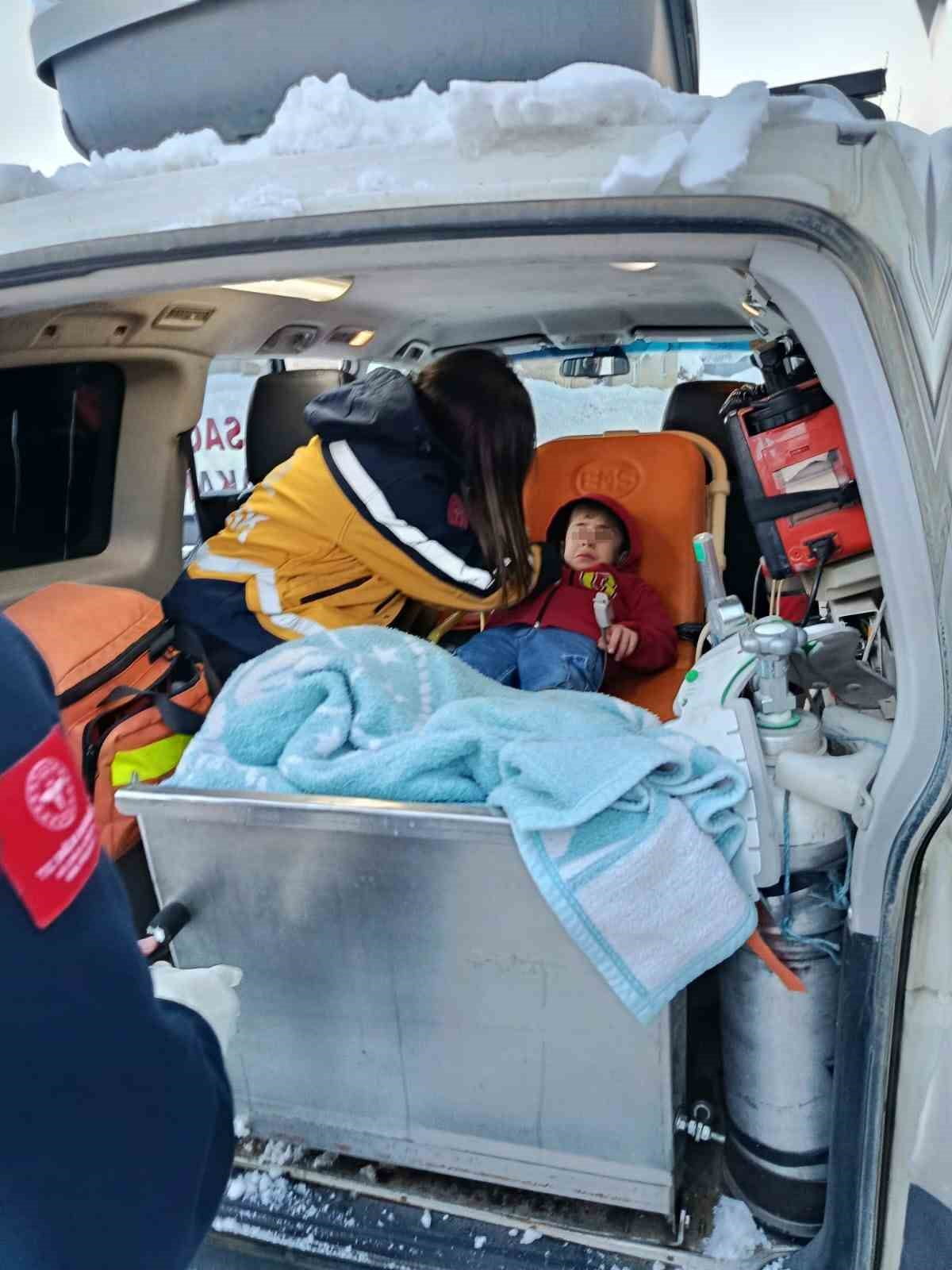 SİİRT'İN PERVARİ İLÇESİNDE DAMDAN DÜŞEREK YARALANAN 7 YAŞINDAKİ ÇOCUK HASTANEYE...