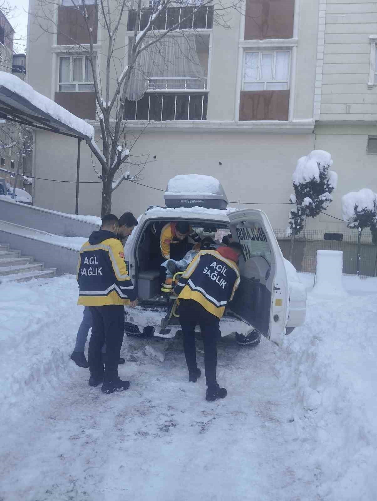 SİİRT'İN PERVARİ İLÇESİNDE DOĞUM SANCISI TUTAN HASTA, KARLI YOLLARDA EKİPLERİN 5 SAATLİK ZORLU...