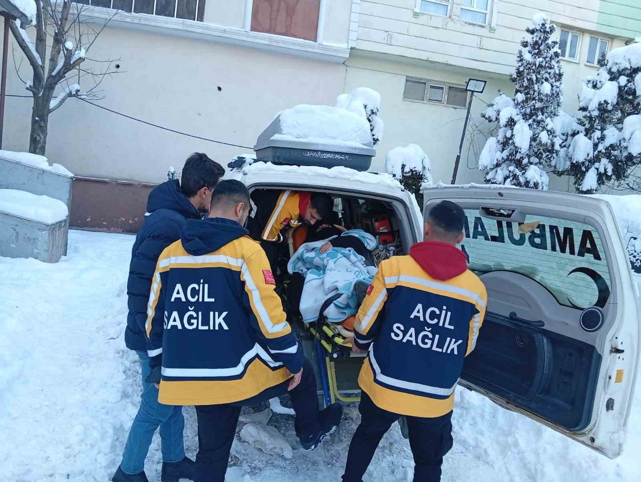 SİİRT'İN PERVARİ İLÇESİNDE DOĞUM SANCISI TUTAN HASTA, KARLI YOLLARDA EKİPLERİN 5 SAATLİK ZORLU...