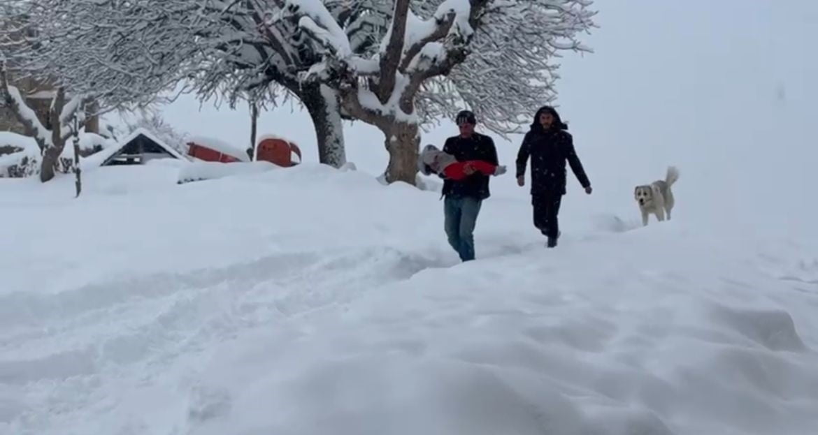 SİİRT'İN ŞİRVAN İLÇESİNDE BÖBREK RAHATSIZLIĞI BULUNAN ÇOCUK, KAR NEDENİYLE KAPALI OLAN YOLDA...