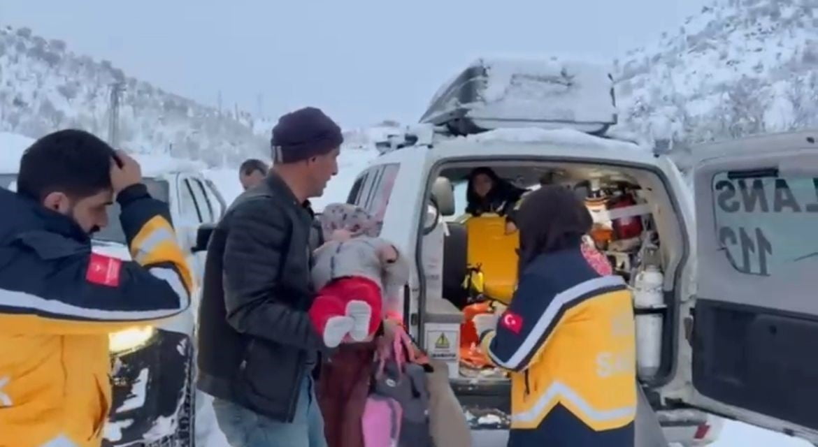 SİİRT'İN ŞİRVAN İLÇESİNDE BÖBREK RAHATSIZLIĞI BULUNAN ÇOCUK, KAR NEDENİYLE KAPALI OLAN YOLDA...