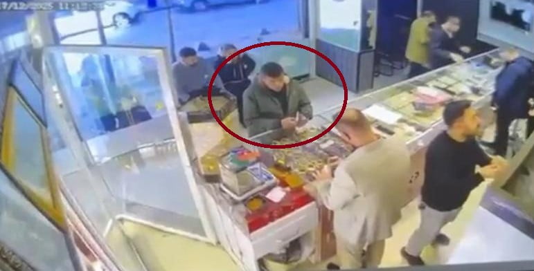 SİİRT'TE 2 ÇOCUK ANNESİ KADININ EVİNDE BIÇAKLANARAK ÖLDÜRÜLDÜKTEN SONRA ÇALINAN ALTINLARININ BİR...