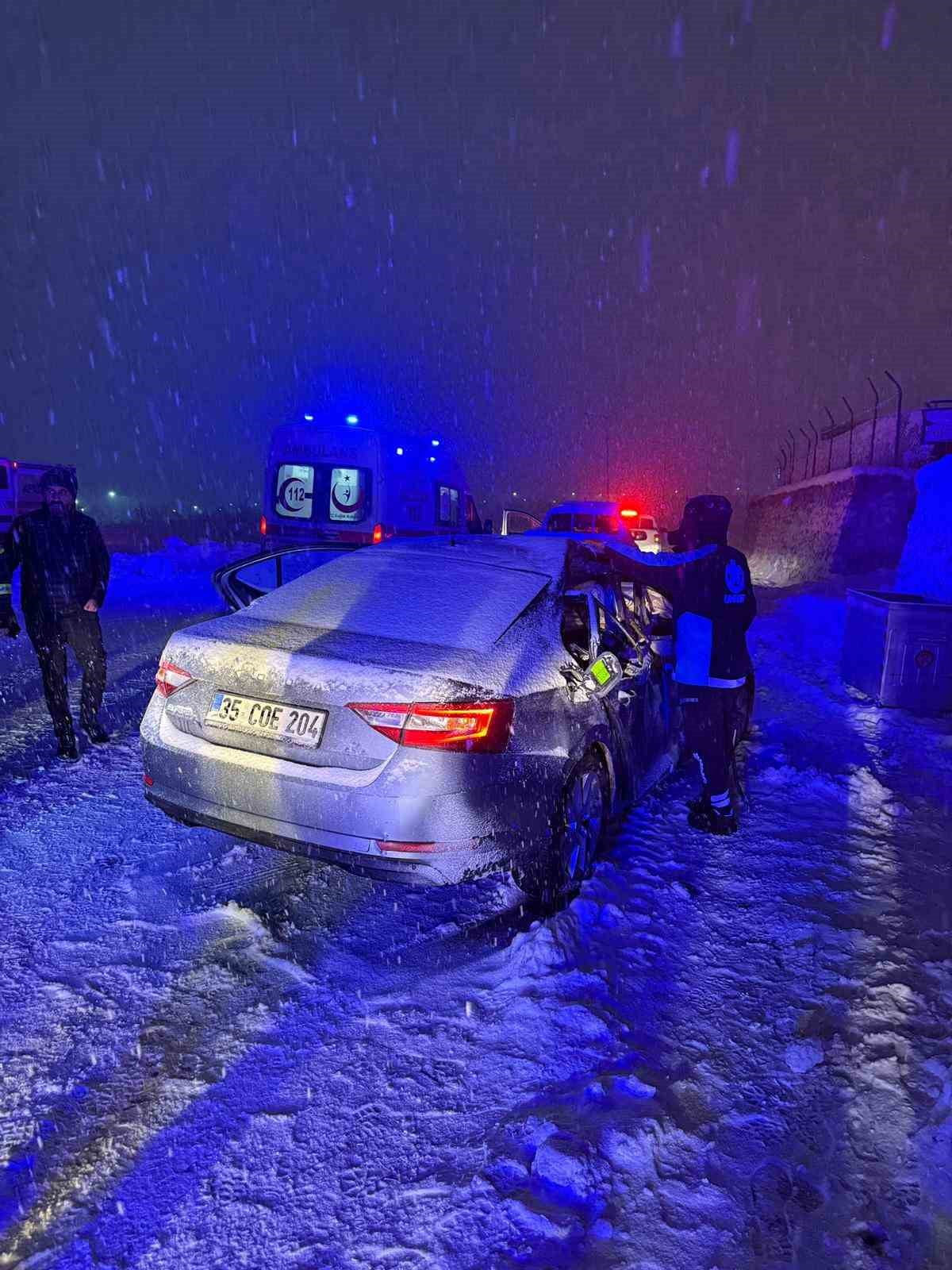 SİİRT'TE KAR KÜREME ARACI İLE OTOMOBİLİN ÇARPMASI SONUCU MEYDANA GELEN KAZADA 1 KİŞİ HAYATINI...