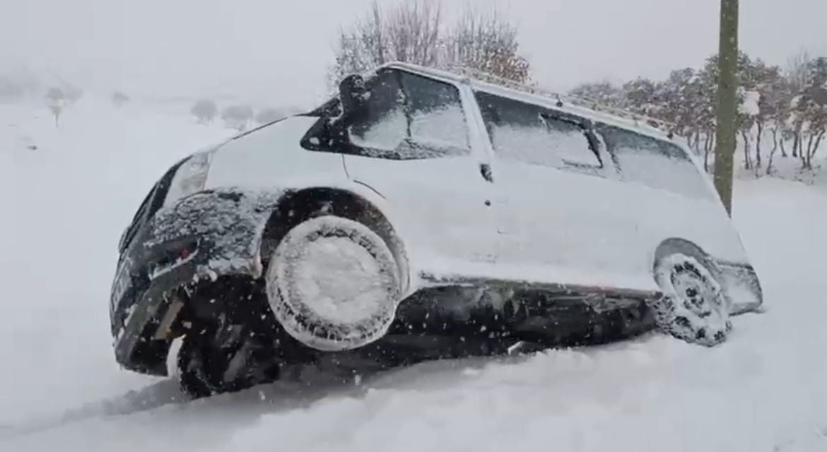 SİİRT’İN ERUH İLÇESİNE BAĞLI MİLAN KÖYÜNDE İLÇE MERKEZİNE GELMEKTE OLAN BİR ARAÇ VE PERVARİ...