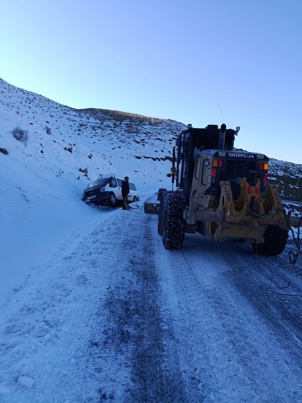 SİİRT’İN PERVARİ İLÇESİNDE MİNİBÜSÜN YOL KENARINA YAN YATTIĞI KAZADA 5 KİŞİ YARA ALMADAN...