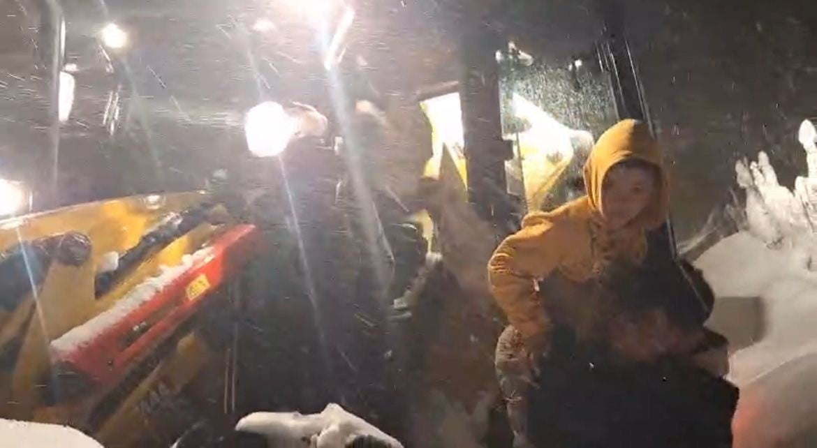 SİİRT’İN ŞİRVAN İLÇESİNDE YÜKSEK ATEŞ ŞİKAYETİ OLAN 8 YAŞINDAKİ ÇOCUK, EKİPLERİN YOLU AÇMASIYLA...