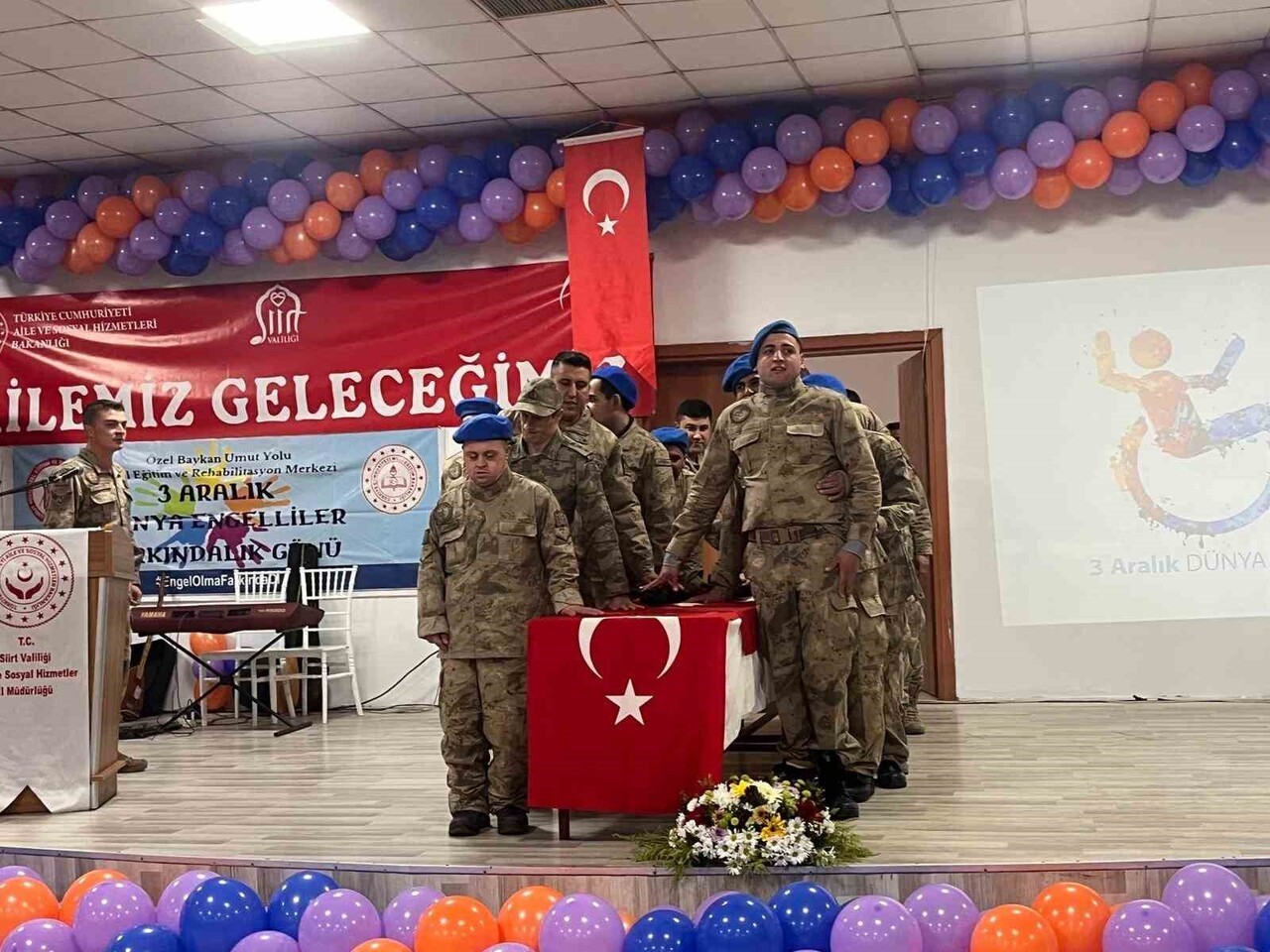 SİİRT’TE 3 ARALIK DÜNYA ENGELLİLER GÜNÜ’NDE ÖZEL BİREYLER ASKERİ KAMUFLAJ GİYEREK YEMİN TÖRENİ...