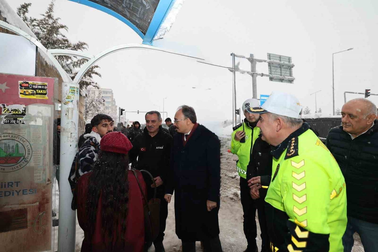 SİİRT VALİSİ VE BELEDİYE BAŞKAN VEKİLİ DR. KEMAL KIZILKAYA, İL GENELİNDE ETKİLİ OLAN KAR YAĞIŞI...