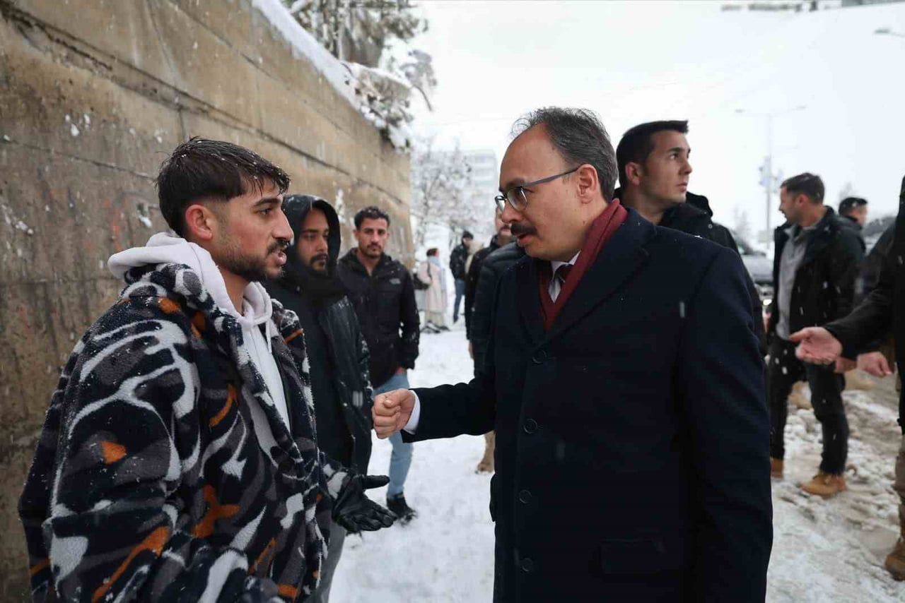 SİİRT VALİSİ VE BELEDİYE BAŞKAN VEKİLİ DR. KEMAL KIZILKAYA, İL GENELİNDE ETKİLİ OLAN KAR YAĞIŞI...