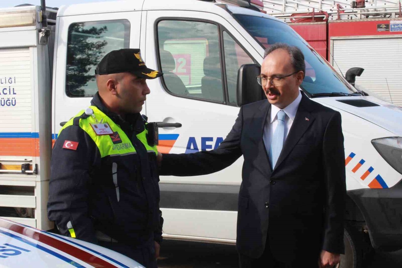 SİİRT VALİSİ VE BELEDİYE BAŞKAN VEKİLİ DR. KEMAL KIZILKAYA, YOLLARIN SÜREKLİ AÇIK TUTULMASI İÇİN...